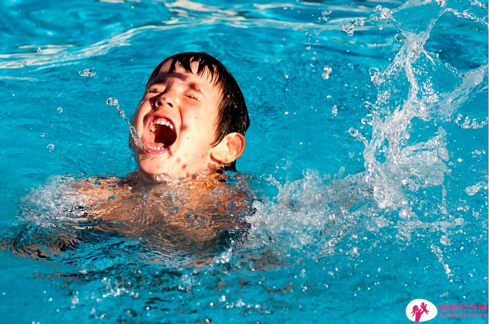 消防救难专家：溺水发生时，大人小孩会这两个技巧就能保命