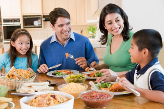 美国家庭的餐桌礼仪教育（从小就训练孩子自己吃饭的能力）