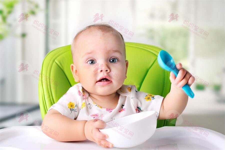 宝宝的第一口辅食什么时候开始添加、吃什么好、需要特别注意哪些食物？