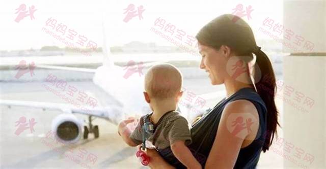 母乳妈妈坐飞机必备指南：飞机上怎么给宝宝喂母乳？吸奶器、母乳能带上飞机