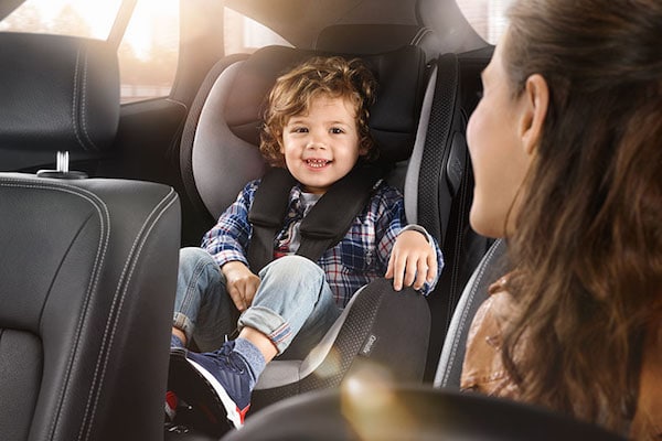 夏天将孩子单独留在汽车内可能会导致他们中暑死亡！