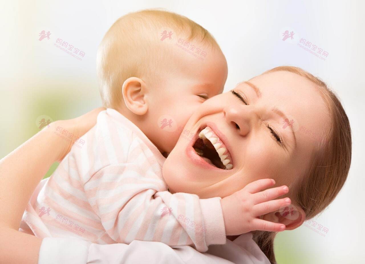 别再笑妈妈「生完孩子就变笨」！每天睡不到4小时谁不犯傻？
