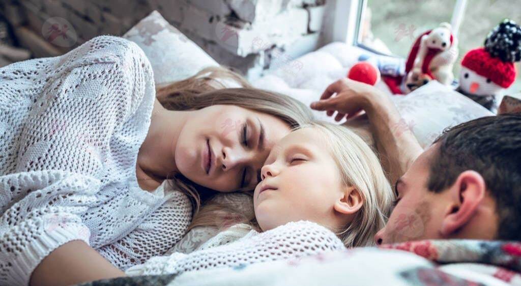 分房睡or一起睡？孩子几岁和爸妈分房睡合适？