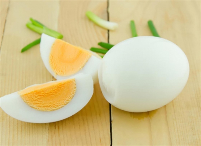 香油煎鸡蛋：口感香滑 营养丰富