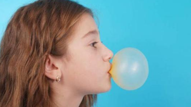 小孩误吞口香糖会粘肠吗？了解正确的情况，保护孩子健康成长！