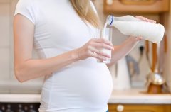 孕期饮食选择：孕妇吃酸奶好还是喝纯牛奶好？