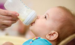 小孩子换奶粉需要谨慎：专家解析背后的健康考量