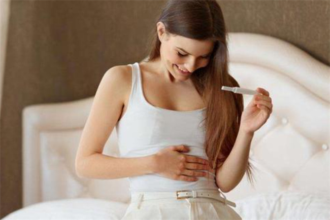 孕妇初期症状解析：月经停止、恶心呕吐和尿频