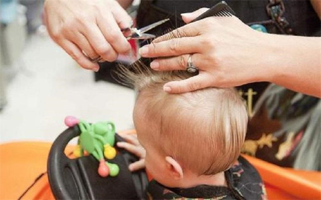 婴儿剃头：理发店还是家中DIY？