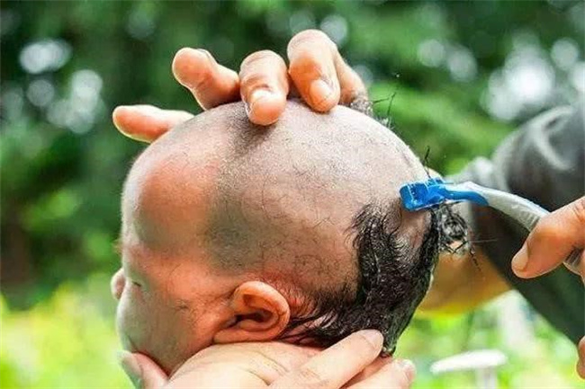 婴儿剃头：理发店还是家中DIY？