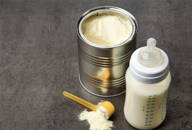 乳基粉状婴儿配方奶粉解析：母乳与配方奶粉的比较