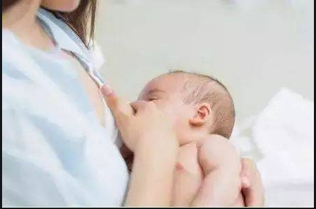听说哺喂母乳就可以避孕？妇产科医一致摇头：效果并不是百分百！