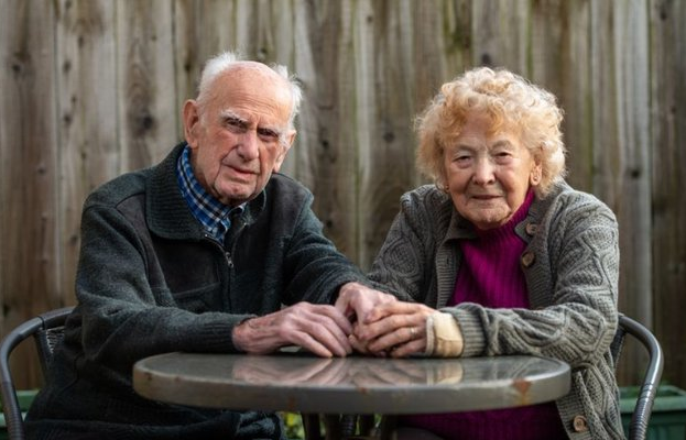 英国最长寿婚姻！100岁阿公跟「一见钟情」阿嬷欢庆结婚80年