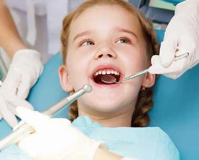 降低孩子蛀牙危机．含氟牙膏及牙刷是关键！口腔清洁习惯应从小做起！
