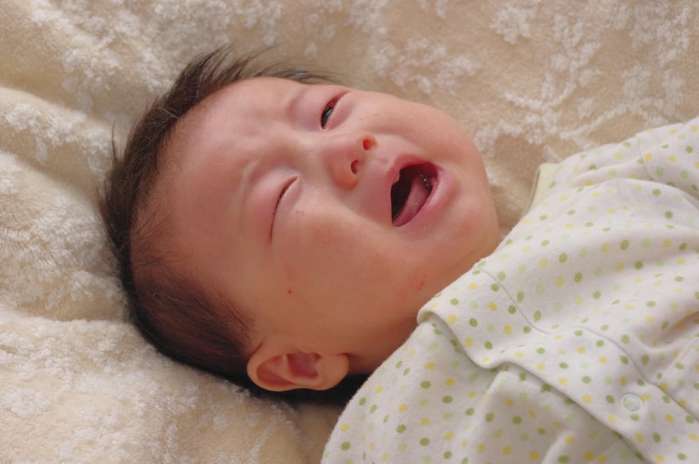 治疗新生儿夜间哭泣的12个民间技巧,母亲应立即口袋
