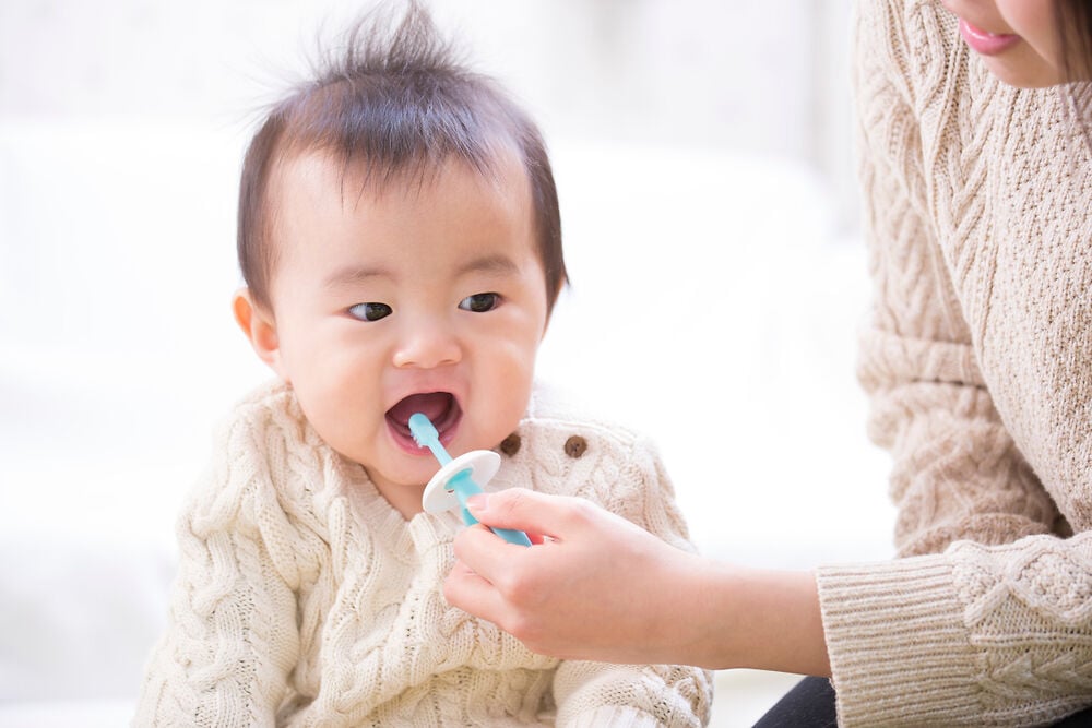 如何清洁婴儿的口腔以清除牛奶残留物,避免舌头