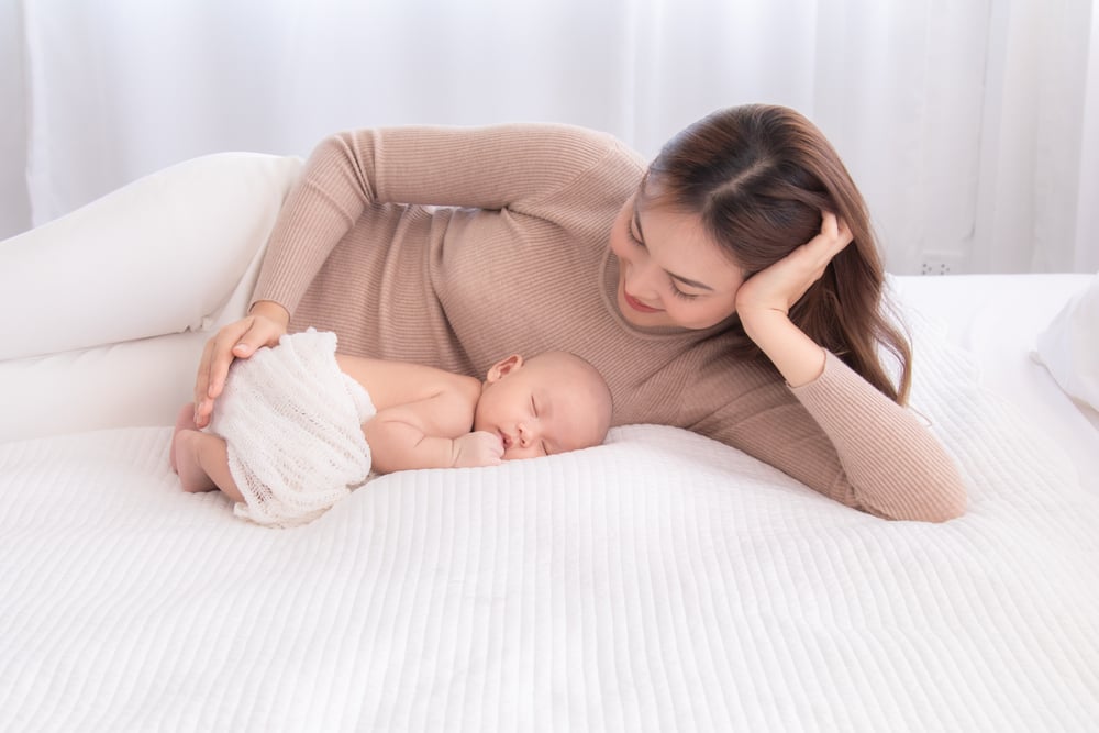 如何在家中有效,安全地减少2个月大的婴儿的发烧