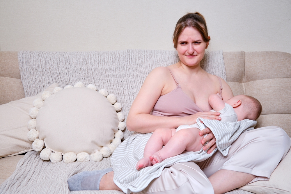 母乳喂养时疼痛: 3个原因和解决方案