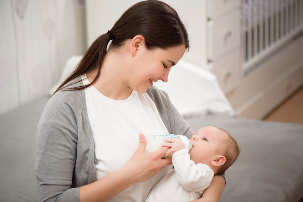 如何在家中有效,安全地减少2个月大的婴儿的发烧
