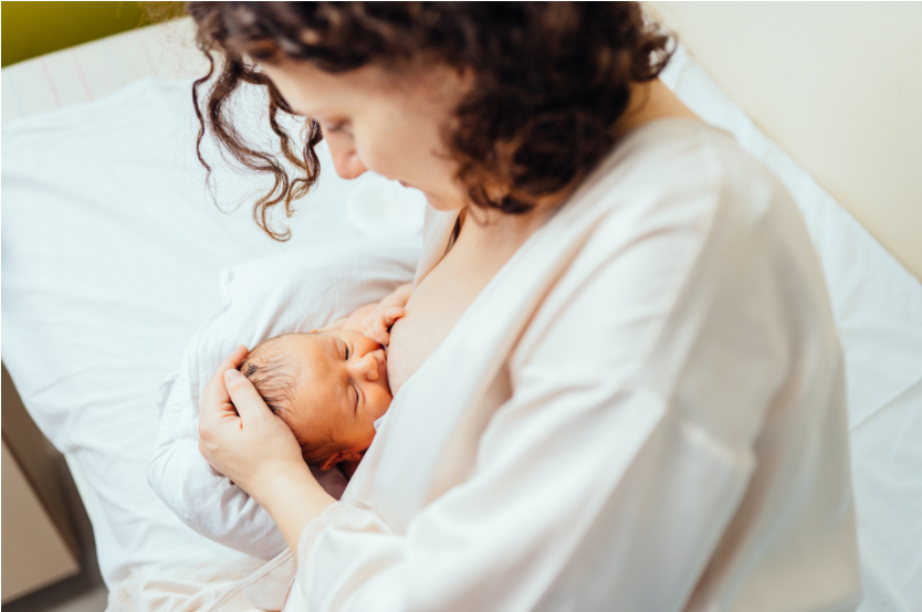 婴儿在母乳喂养时会烦躁: 妈妈需要做什么?