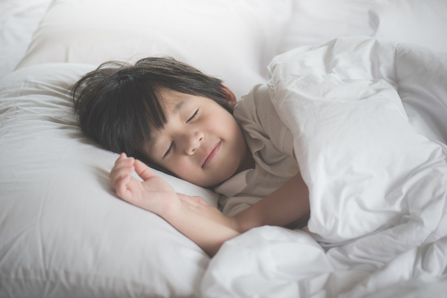 学龄前和小学阶段的孩子难以入睡,妈妈该怎么办?
