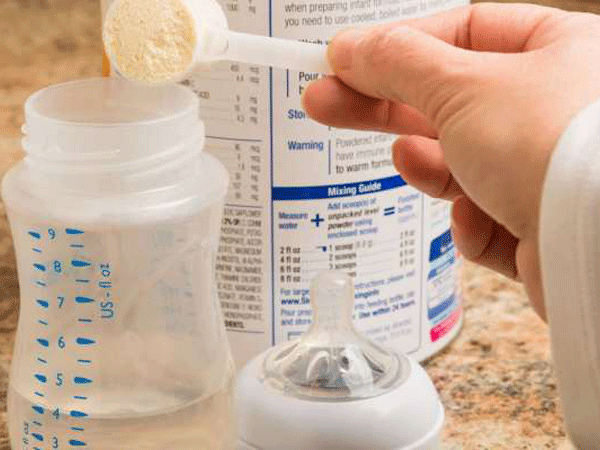 正确地将婴儿奶粉每毫米混合以保持营养