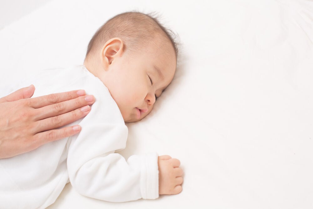 应该通过让婴儿哭泣来练习自己的睡眠吗?