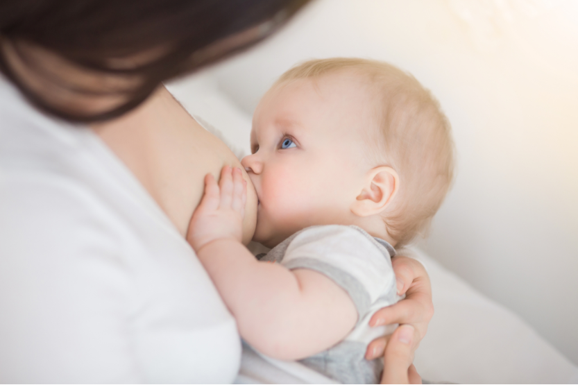 婴儿在母乳喂养时会烦躁: 妈妈需要做什么?