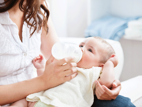 婴儿喝什么牛奶可以增加体重: 4个标准不容忽视