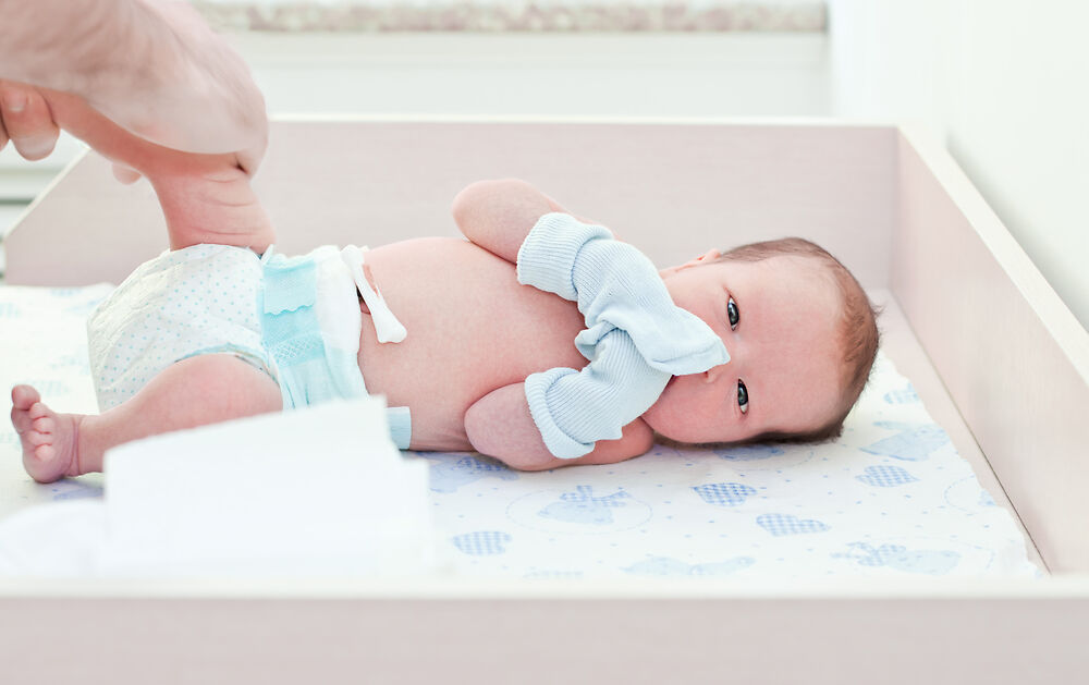 未脱落脐带的新生儿如何安全快速地做尿布