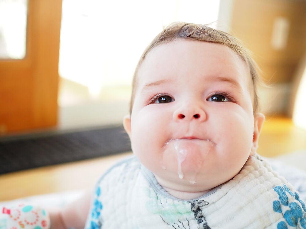孩子是否应该再次母乳喂养?宝宝吐奶时该怎么办?