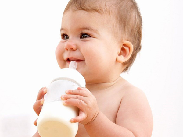 每个父母在为婴儿制作牛奶时都会犯的4个错误