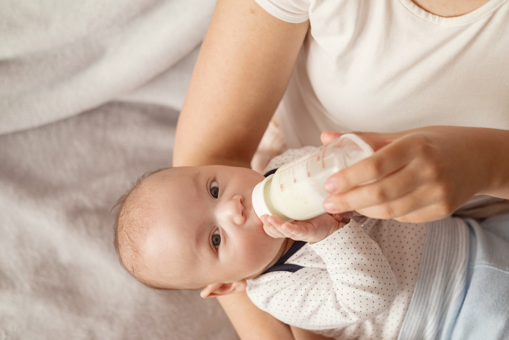 如何简单有效地练习奶瓶喂养,悠闲的妈妈
