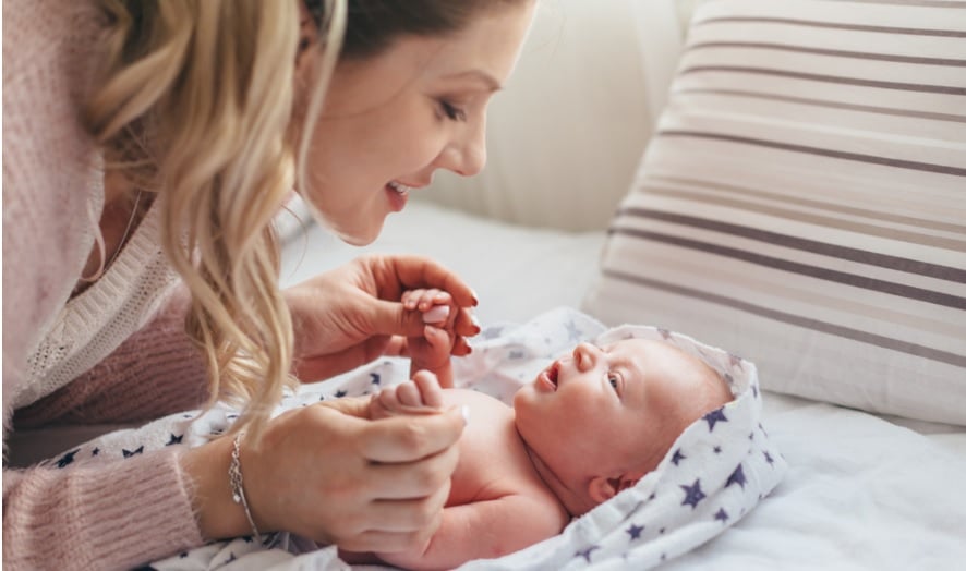 5周大的婴儿: 孩子的第一个微笑和发育