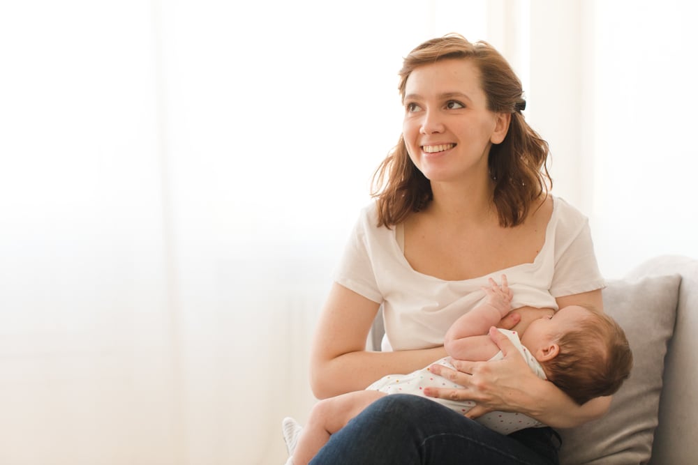 正确的母乳喂养姿势,以免宝宝窒息牛奶和母乳喂养问题