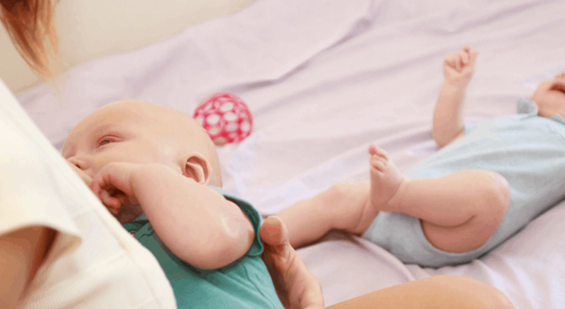 正确喂养婴儿: 对双胞胎母亲的提示