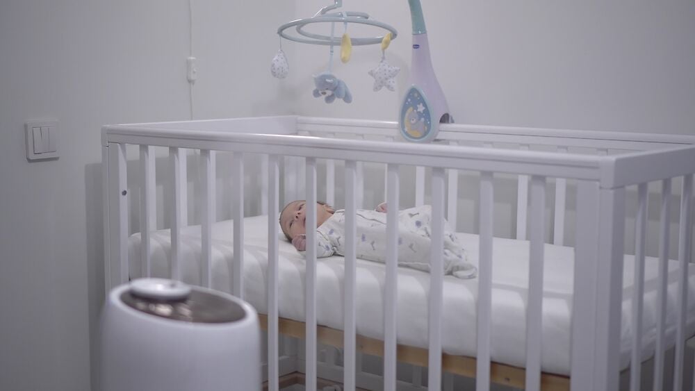 婴儿应该躺在电动婴儿床吗?风险和好处