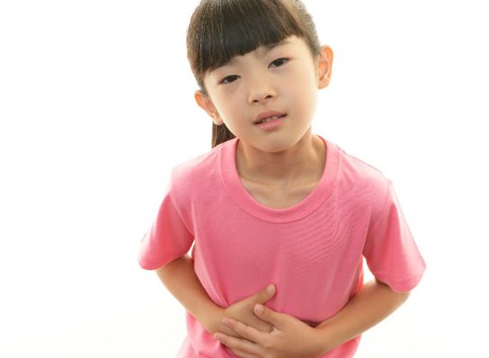 腹胀患儿: 消化系统疾病的迹象