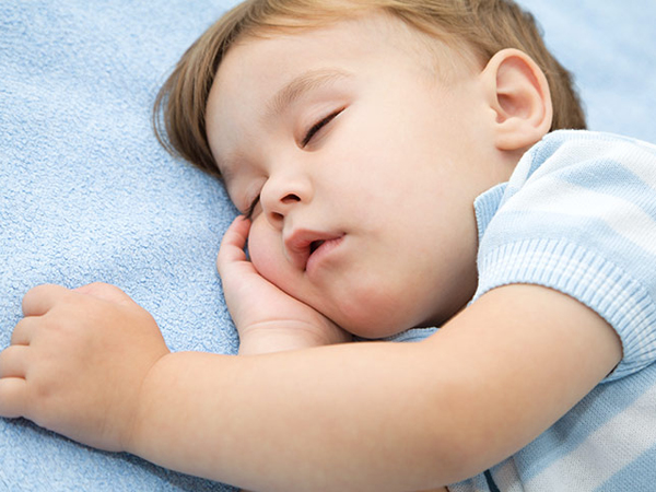 婴儿在睡觉时磨牙-正常或异常的迹象?