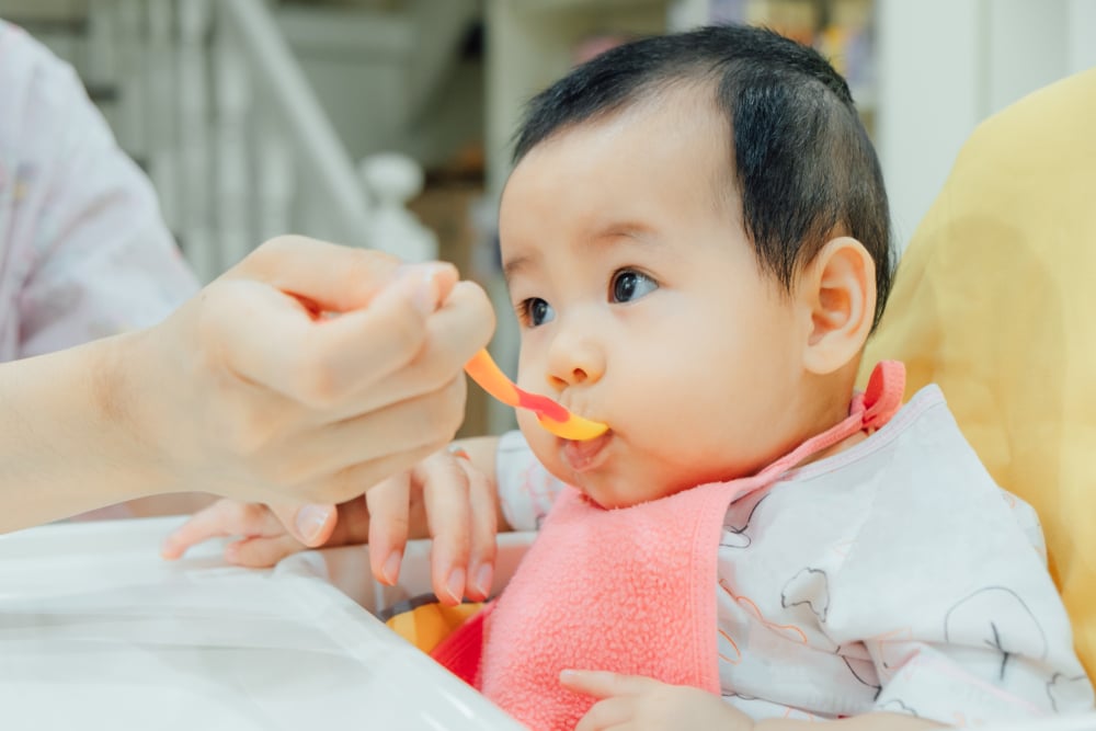 第一次给宝宝喂奶方法: 妈妈要记住的8条黄金法则!