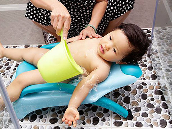 婴儿洗头椅: 安全的孩子,悠闲的妈妈