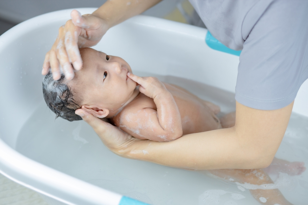 关于如何在家中简单地给婴儿洗澡的说明