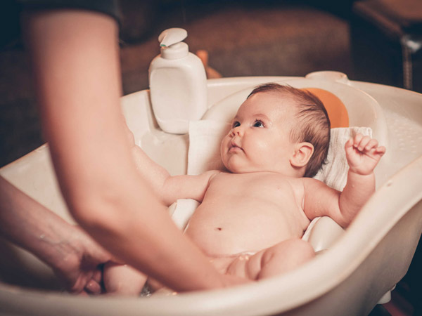 如何用生姜水有效地给感冒婴儿洗澡
