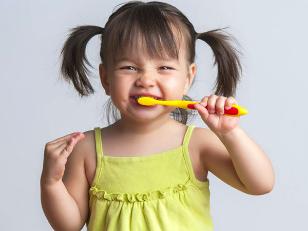 应该教宝宝什么时候以及如何练习刷牙?