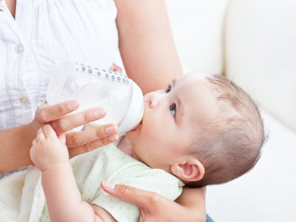 婴儿有牛奶,吐奶: 原因和有效的补救措施