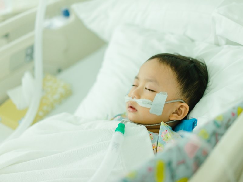 当孩子发烧时，爸妈第一时间该怎么做？