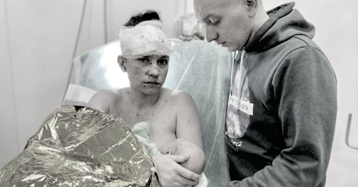 在家喂奶突遭俄军飞弹攻击！乌克兰妈妈肉身护住6个月大女婴、身负重伤...