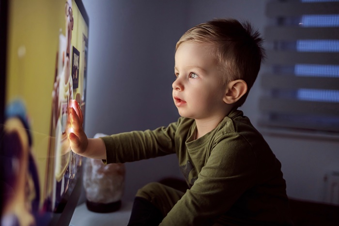 多数幼童超时盯萤幕，可能增加攻击性、注意力不集中风险