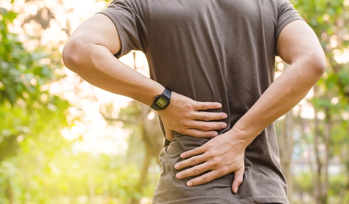 「僵直性脊椎炎」不只是下背痛！5大并发症，出现这5大征兆要赶快去看这科