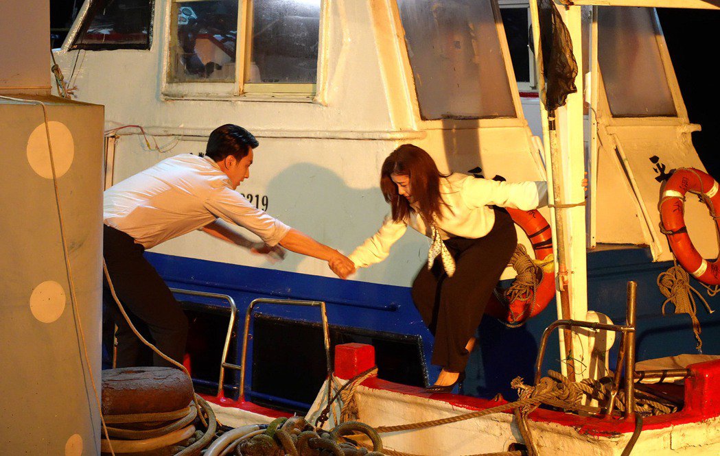 王乐妍船上拍戏险失足「前夫」探班自告奋勇当救生员